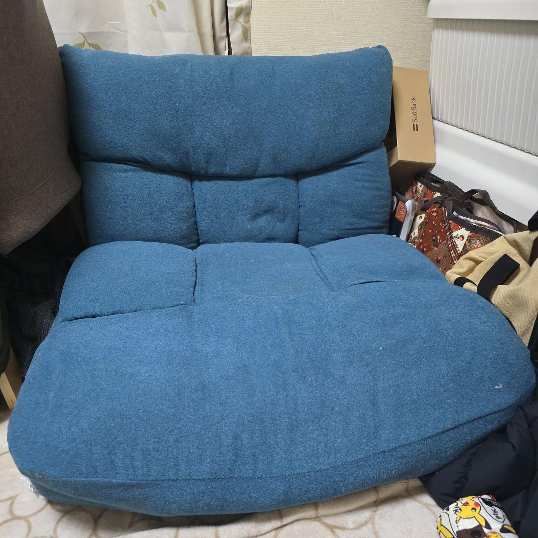 ブルーのクッション付き1人掛けソファ