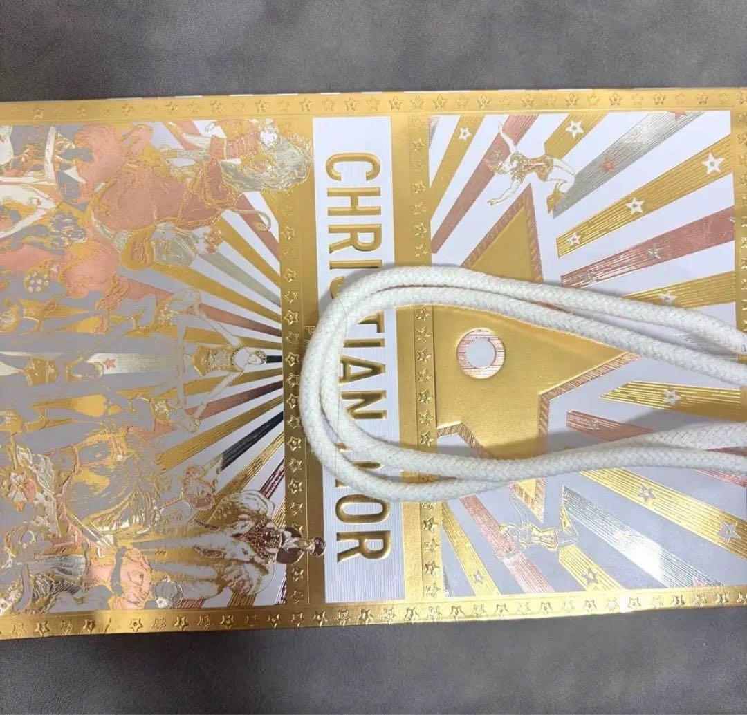 新品　ホリデー　ディオールスキン フォーエヴァー グロウ ルミナイザー 001