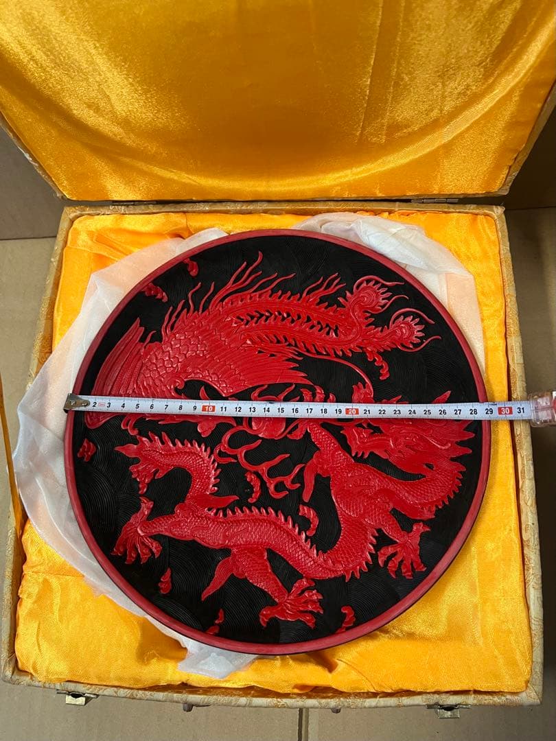 赤い漆器 龍と花の彫刻　皿　オブジェ　中国