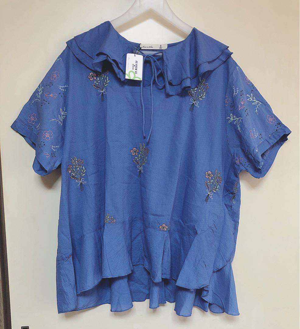 新品タグ付☆アズノウアズオオラカ刺繍ブラウス青大きいサイズ５（15〜17号）