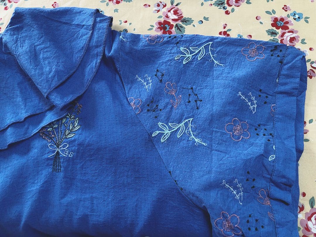 新品タグ付☆アズノウアズオオラカ刺繍ブラウス青大きいサイズ５（15〜17号）
