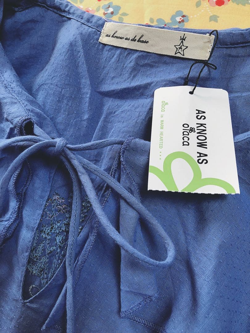 新品タグ付☆アズノウアズオオラカ刺繍ブラウス青大きいサイズ５（15〜17号）