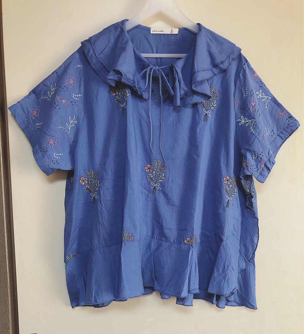 新品タグ付☆アズノウアズオオラカ刺繍ブラウス青大きいサイズ５（15〜17号）