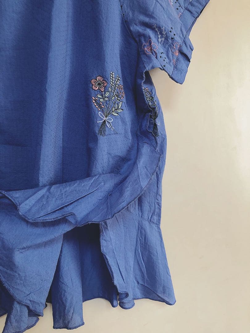 新品タグ付☆アズノウアズオオラカ刺繍ブラウス青大きいサイズ５（15〜17号）