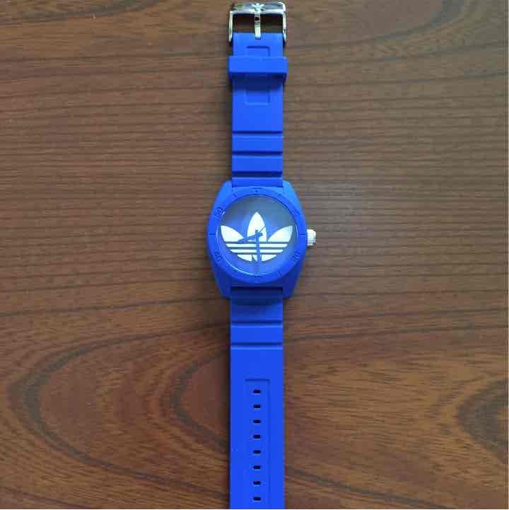 アディダスの時計(青)