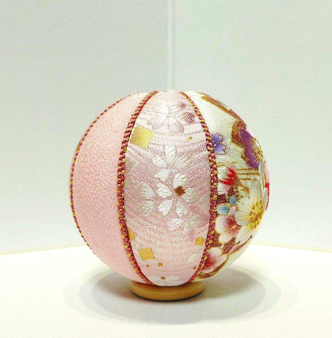 花柄刺繍の球形置物