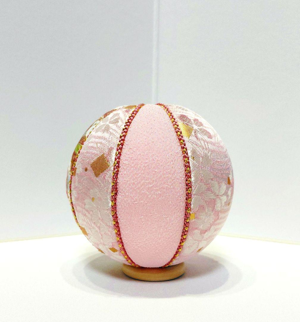 花柄刺繍の球形置物