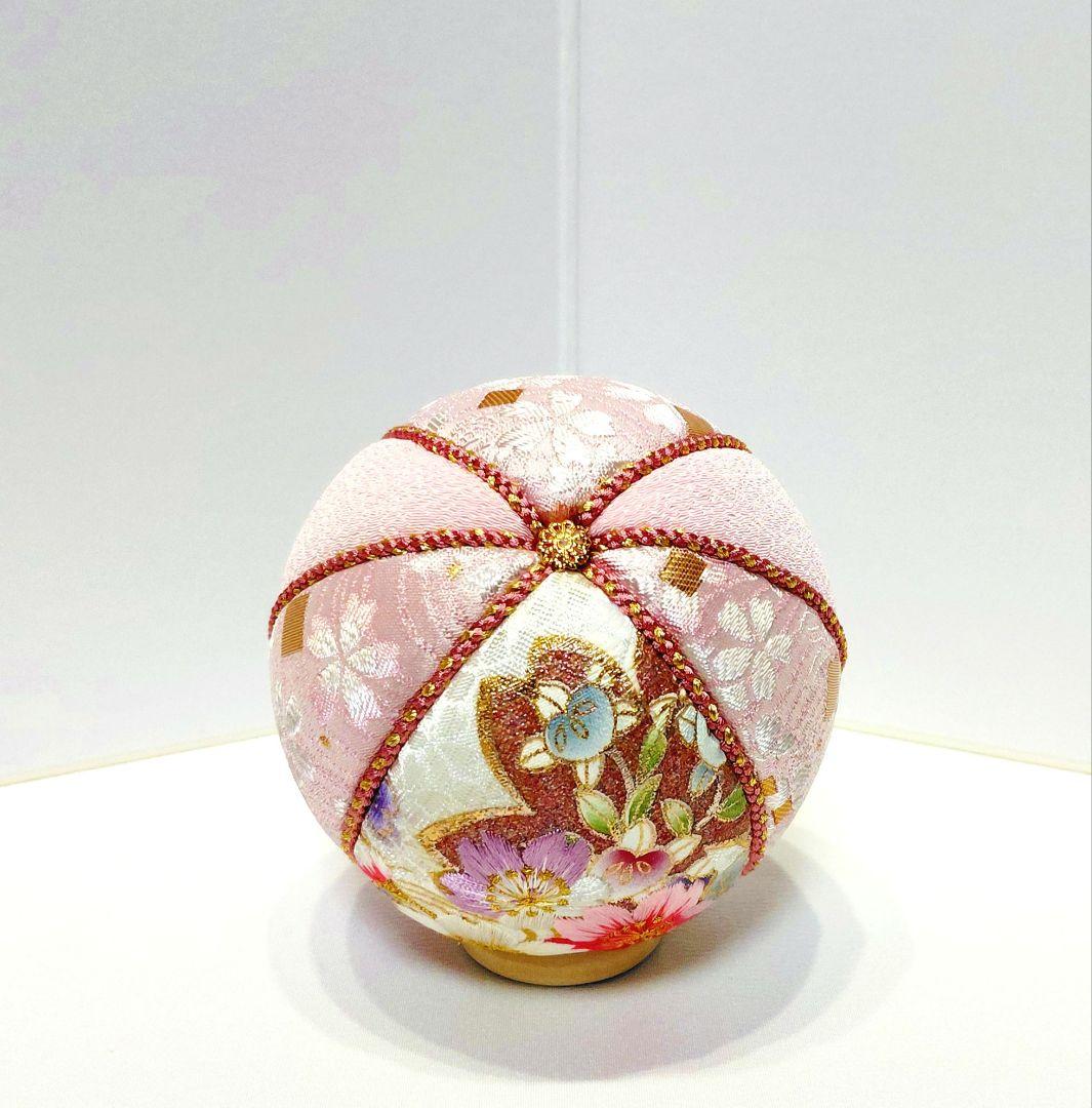 花柄刺繍の球形置物