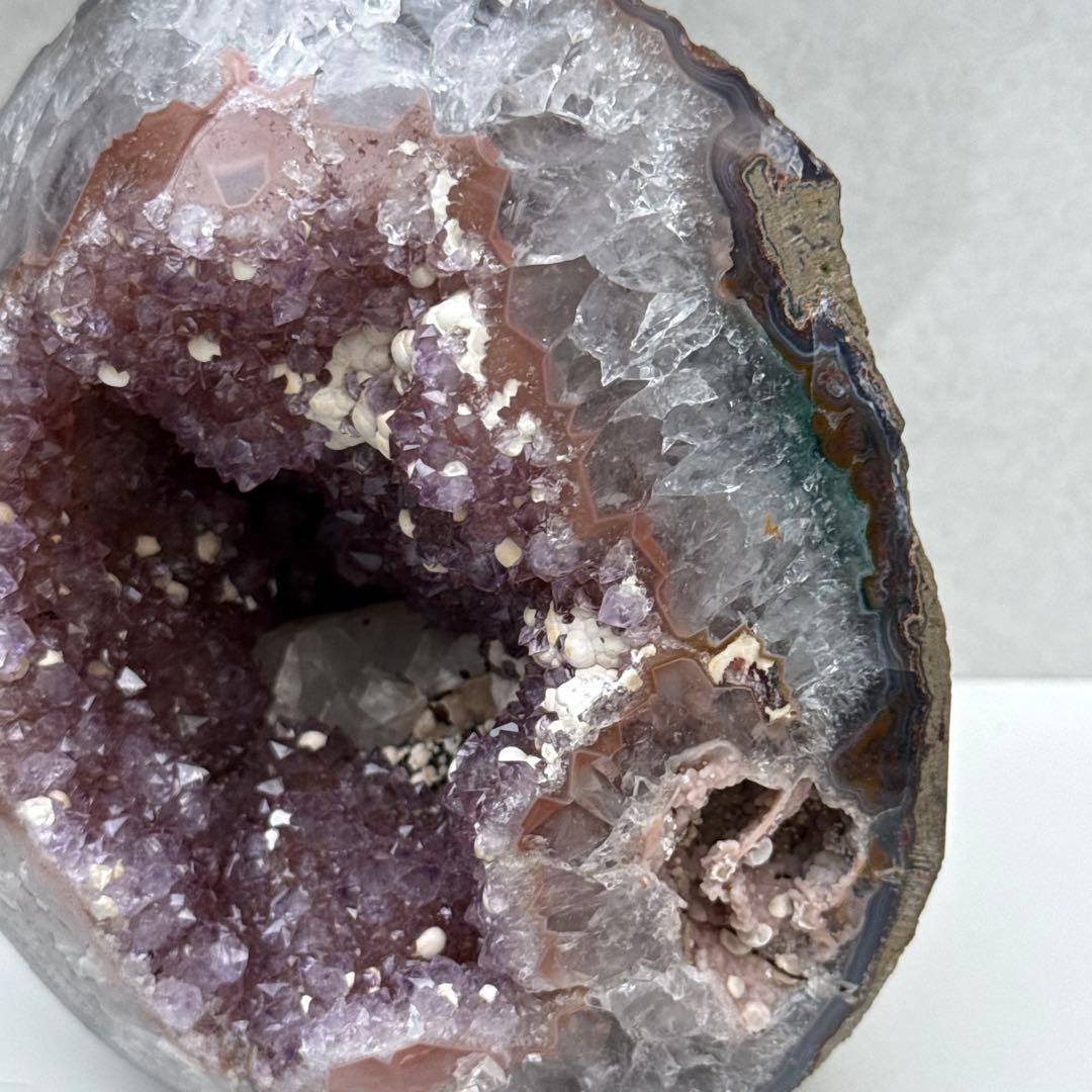 2kg 見どころ満載な ピンクアメジスト ドーム ジオード 天然石　台座付