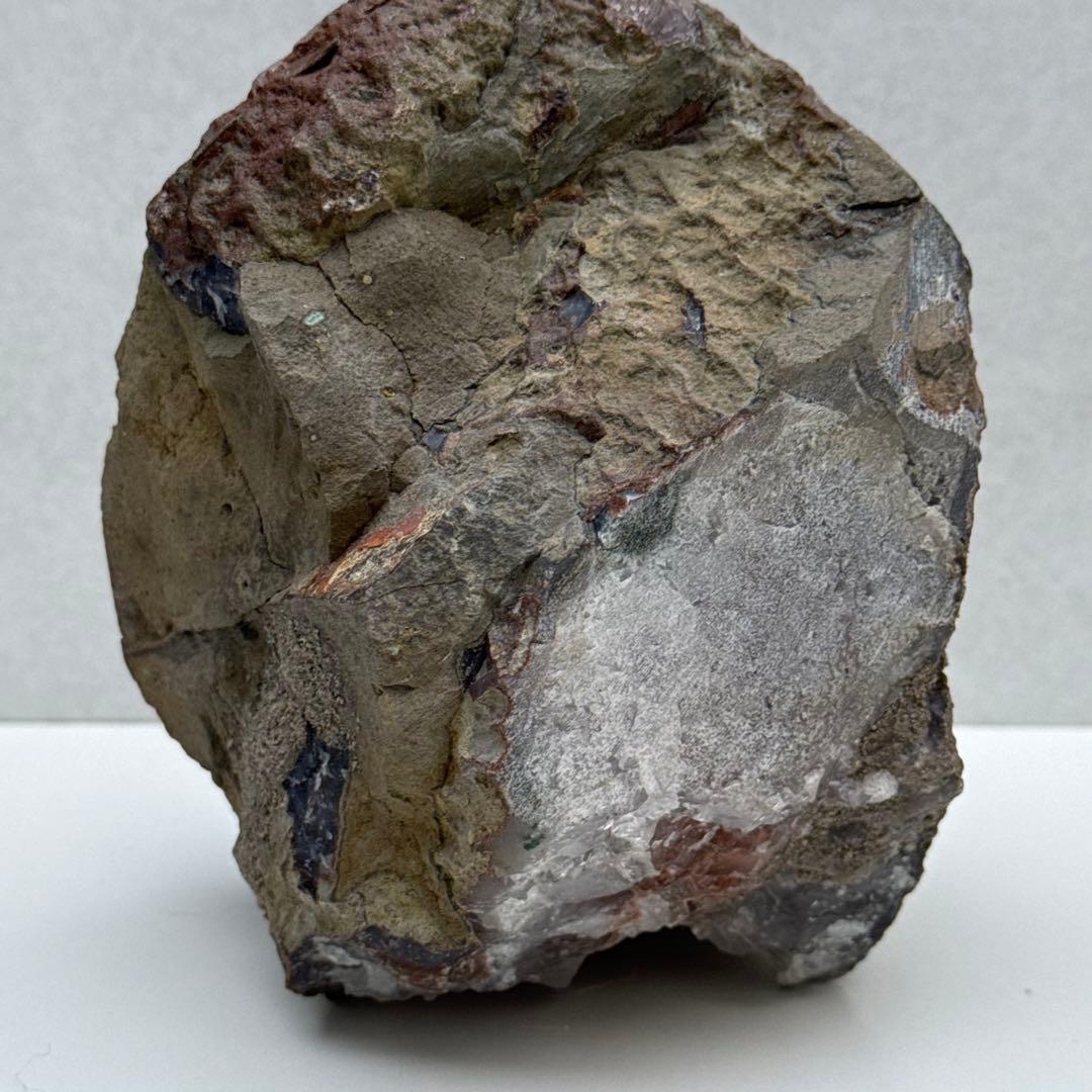 2kg 見どころ満載な ピンクアメジスト ドーム ジオード 天然石　台座付