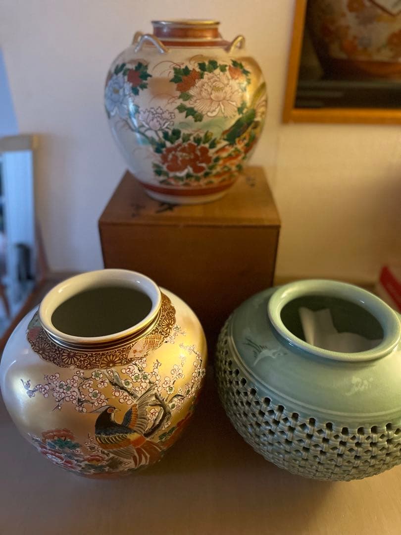 伝統的な日本の花瓶 金彩 花柄