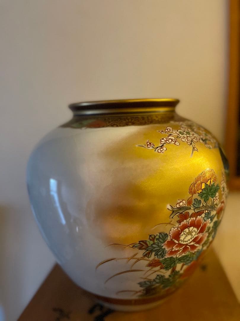 伝統的な日本の花瓶 金彩 花柄