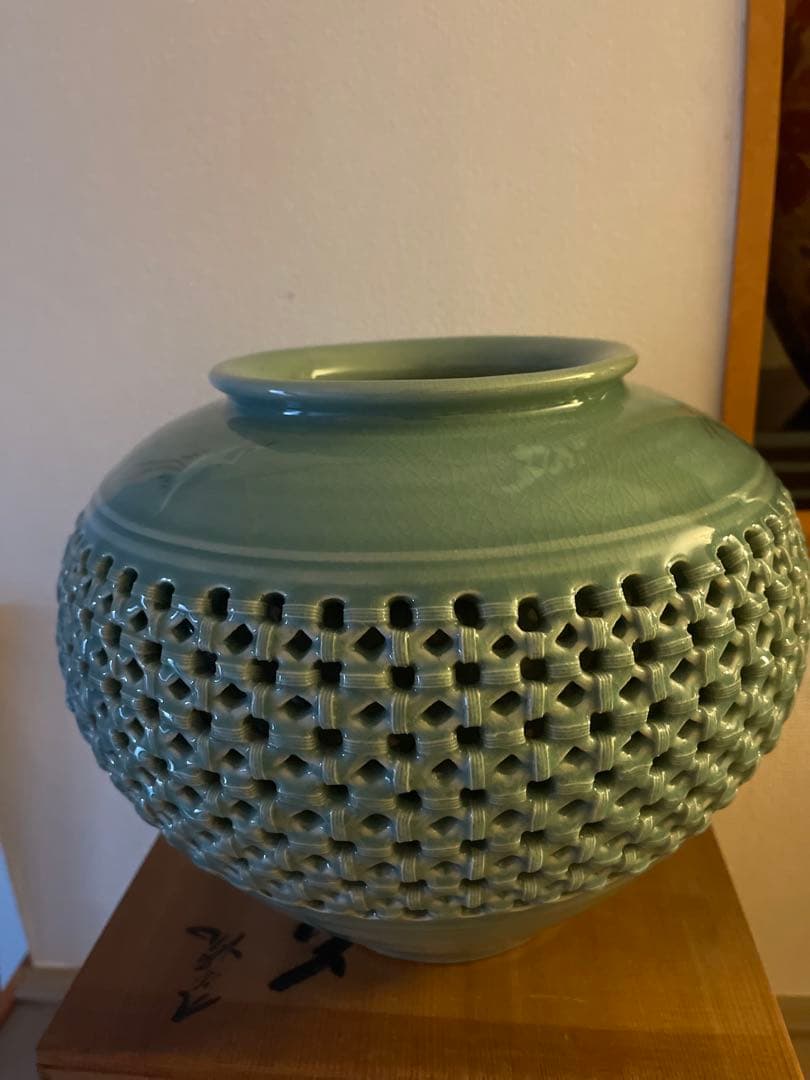 伝統的な日本の花瓶 金彩 花柄