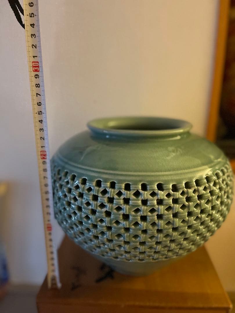 伝統的な日本の花瓶 金彩 花柄