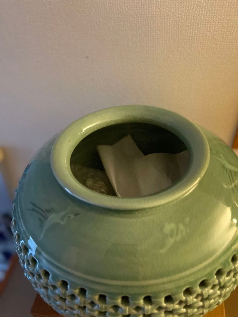 伝統的な日本の花瓶 金彩 花柄