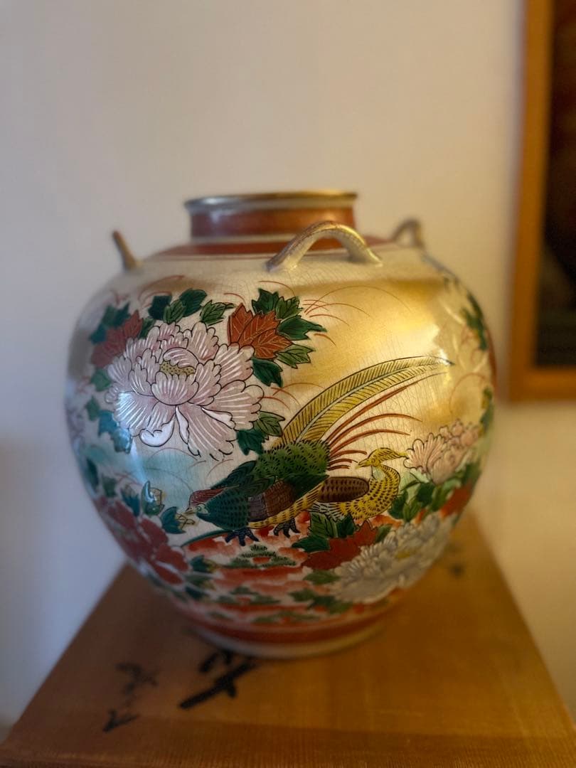 伝統的な日本の花瓶 金彩 花柄