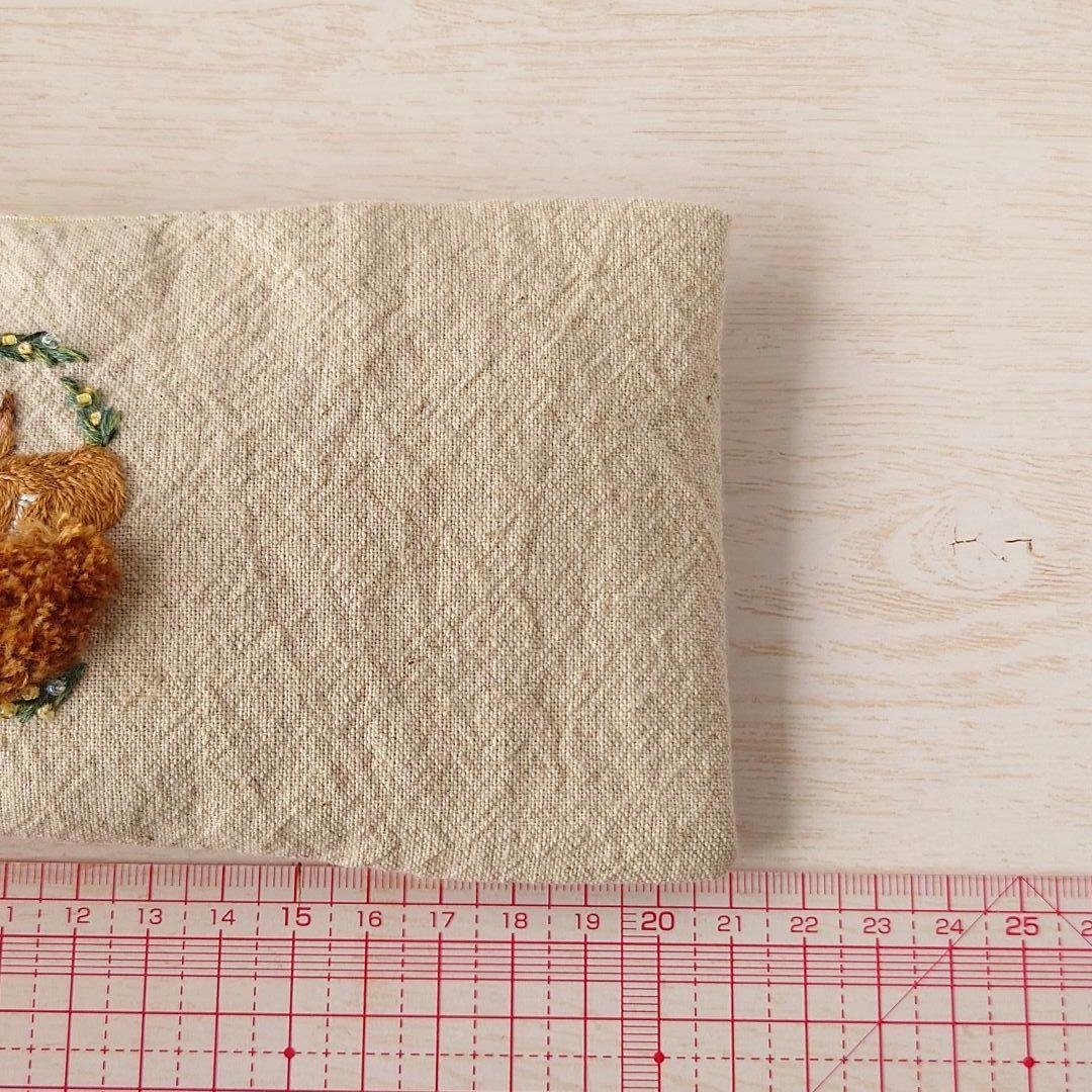 手刺繍入あずき/小豆のアイピロー【りすとフラワーアーチ】