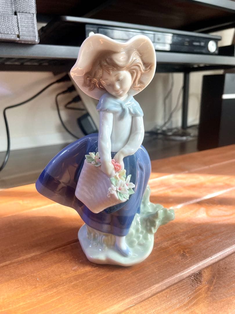 『きれいな花ばかり』　Lladro 少女像 010.05222