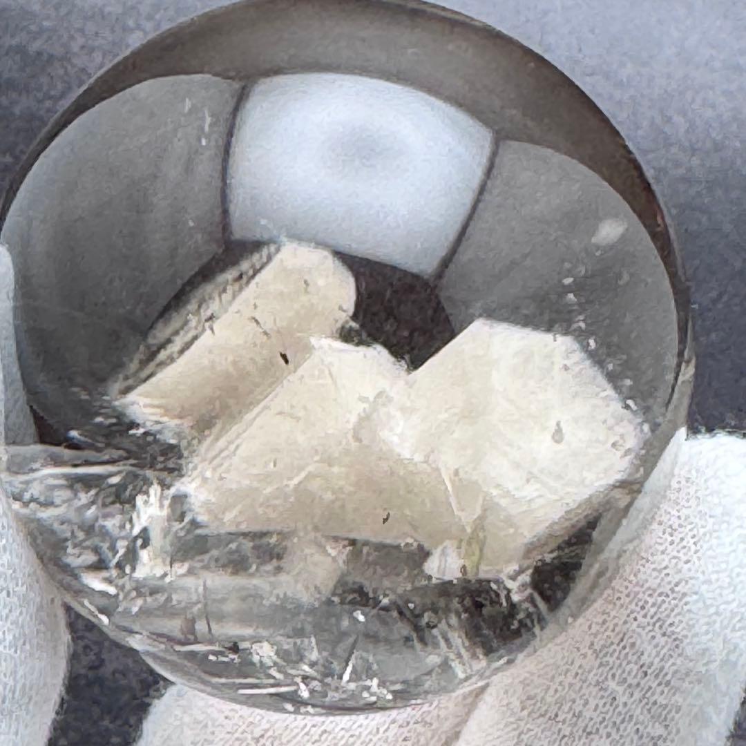 M-40カルサイトイン 淡色スモーキークォーツ 丸玉 スフィア 天然石 景観系