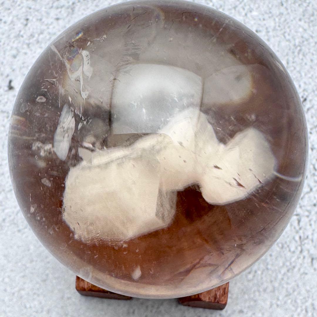 M-40カルサイトイン 淡色スモーキークォーツ 丸玉 スフィア 天然石 景観系