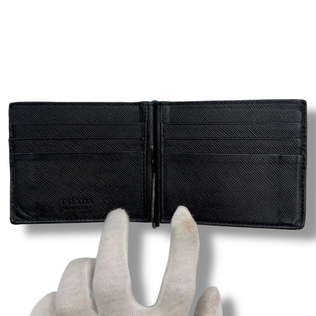 大人気✨プラダ マネークリップ サフィアーノレザー 二つ折り財布 ブラック 黒