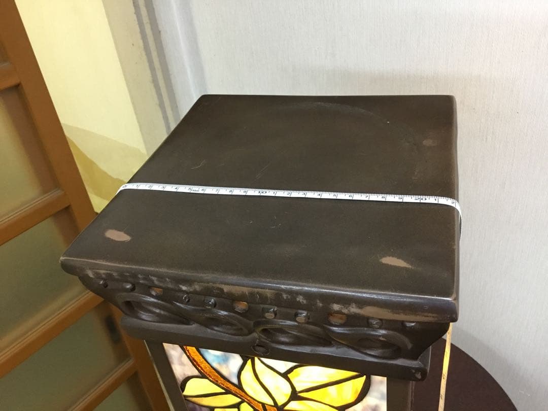 大輪のバラ咲くステンドグラスのアンティークな光柱　ポーチや通路に置くのに最適