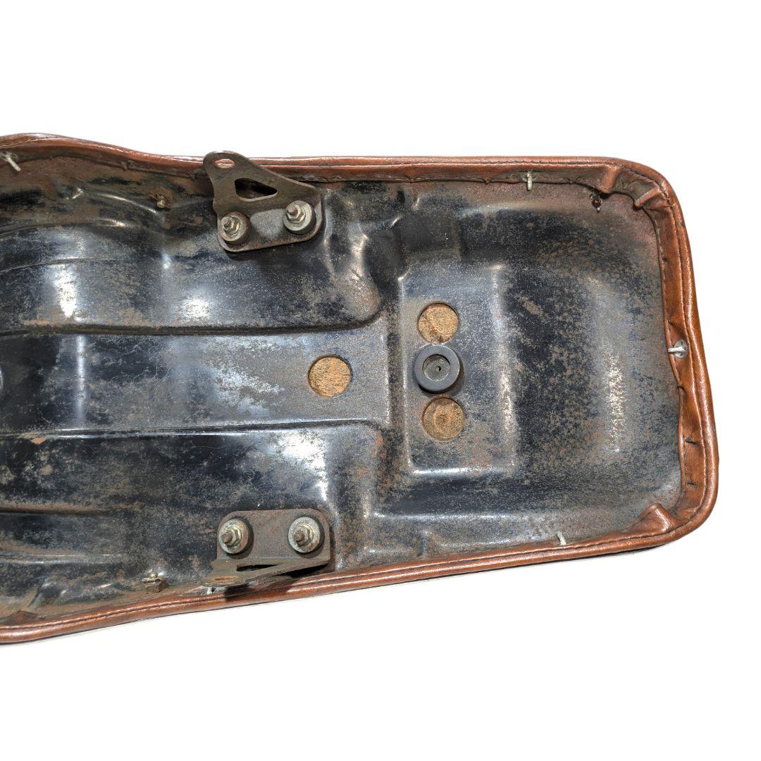 レストアに最適！足つき良好な段付デザイン。RC04純正アメリカンシート