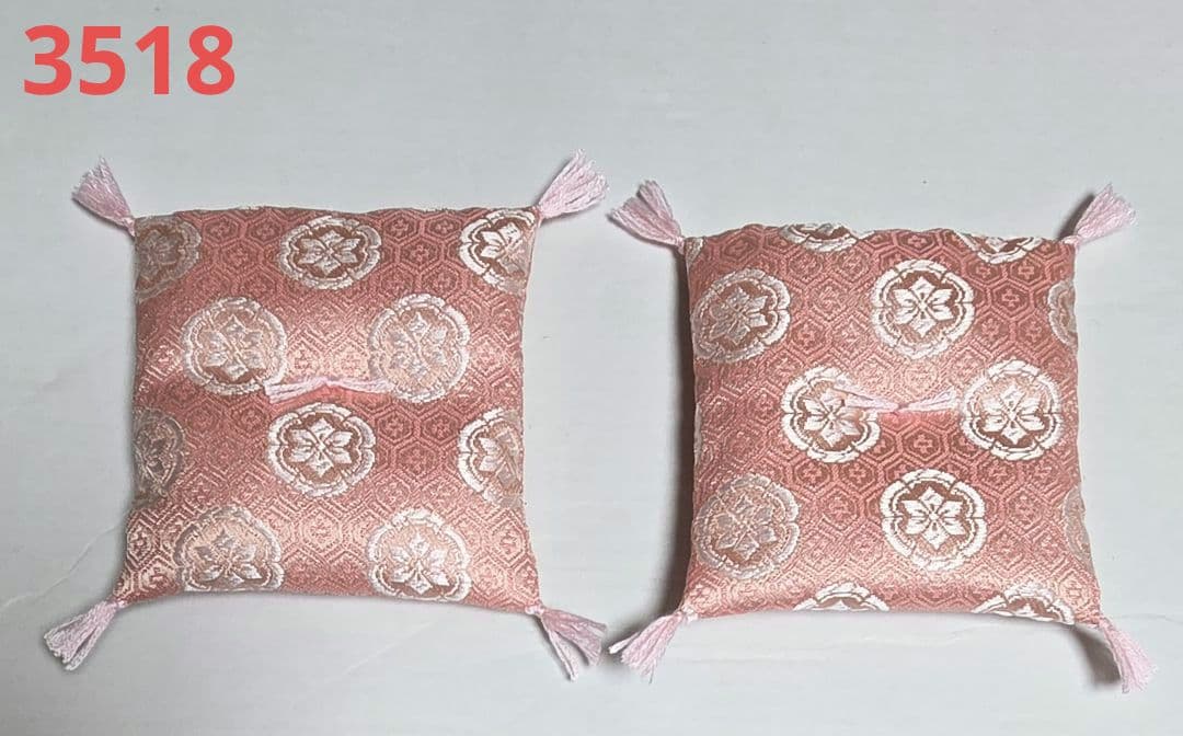 【取置中】3518　座布団　小物用　10cm　ピンク　和柄　金襴　2点
