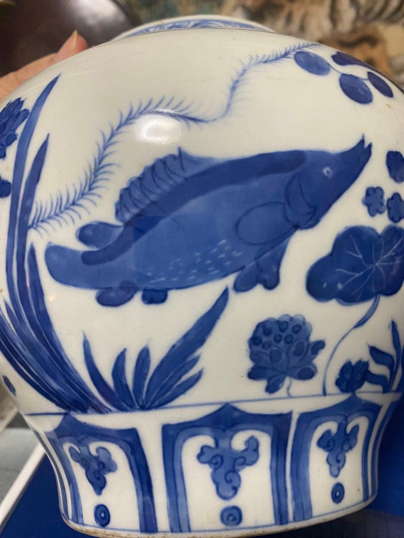 清末期 青白陶器花瓶 魚と花の装飾付き