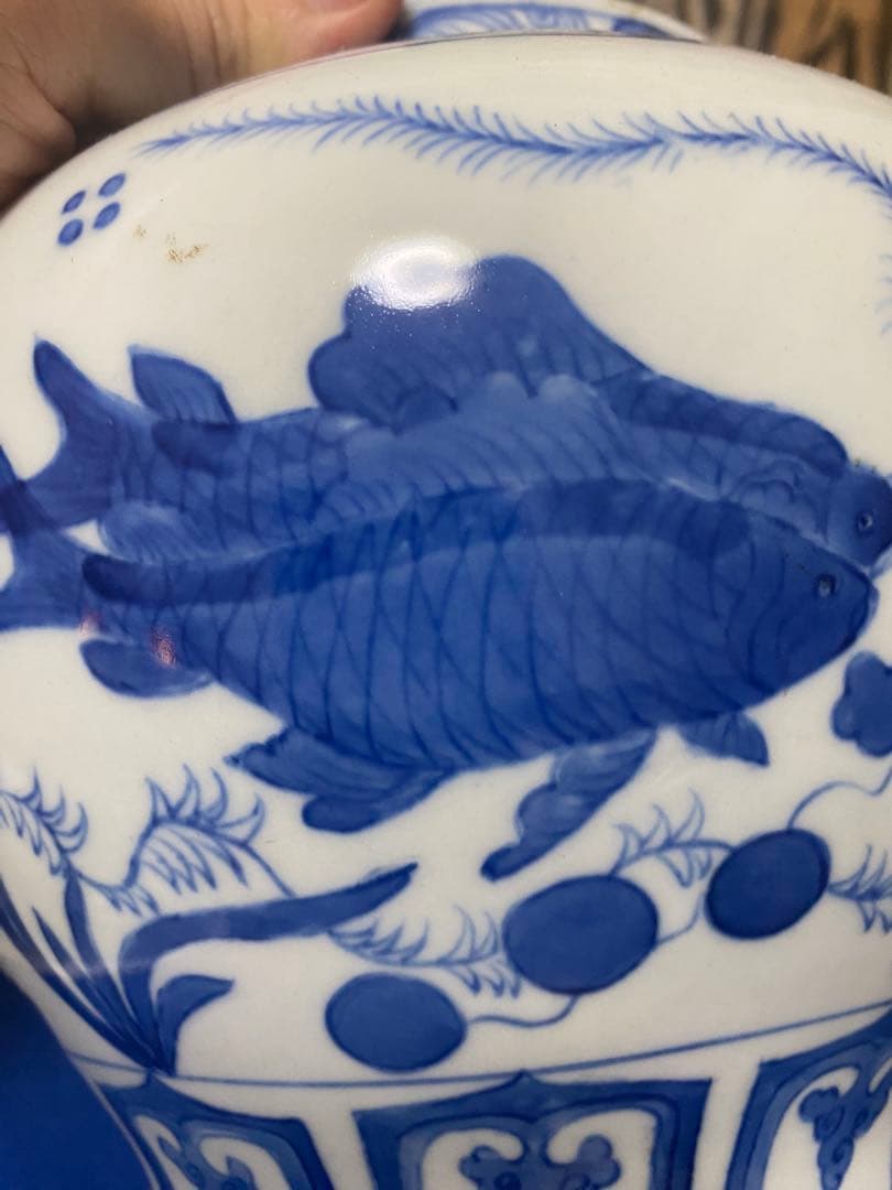 清末期 青白陶器花瓶 魚と花の装飾付き