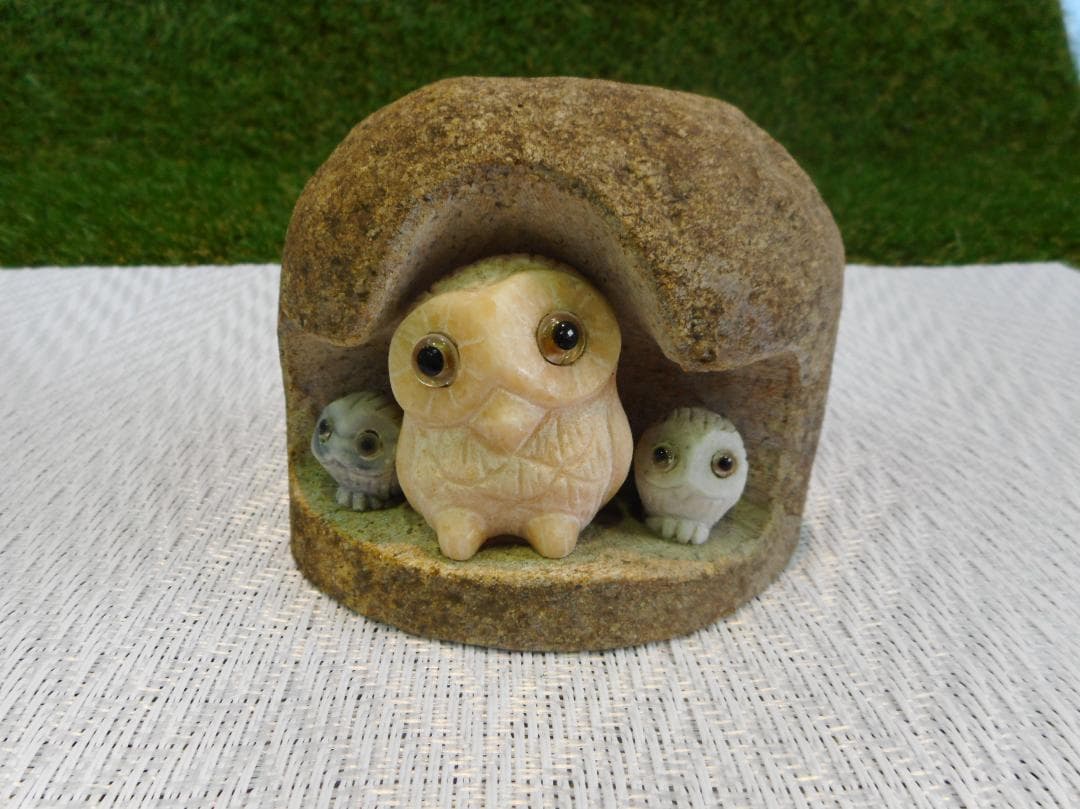 岩穴にフクロウ３羽