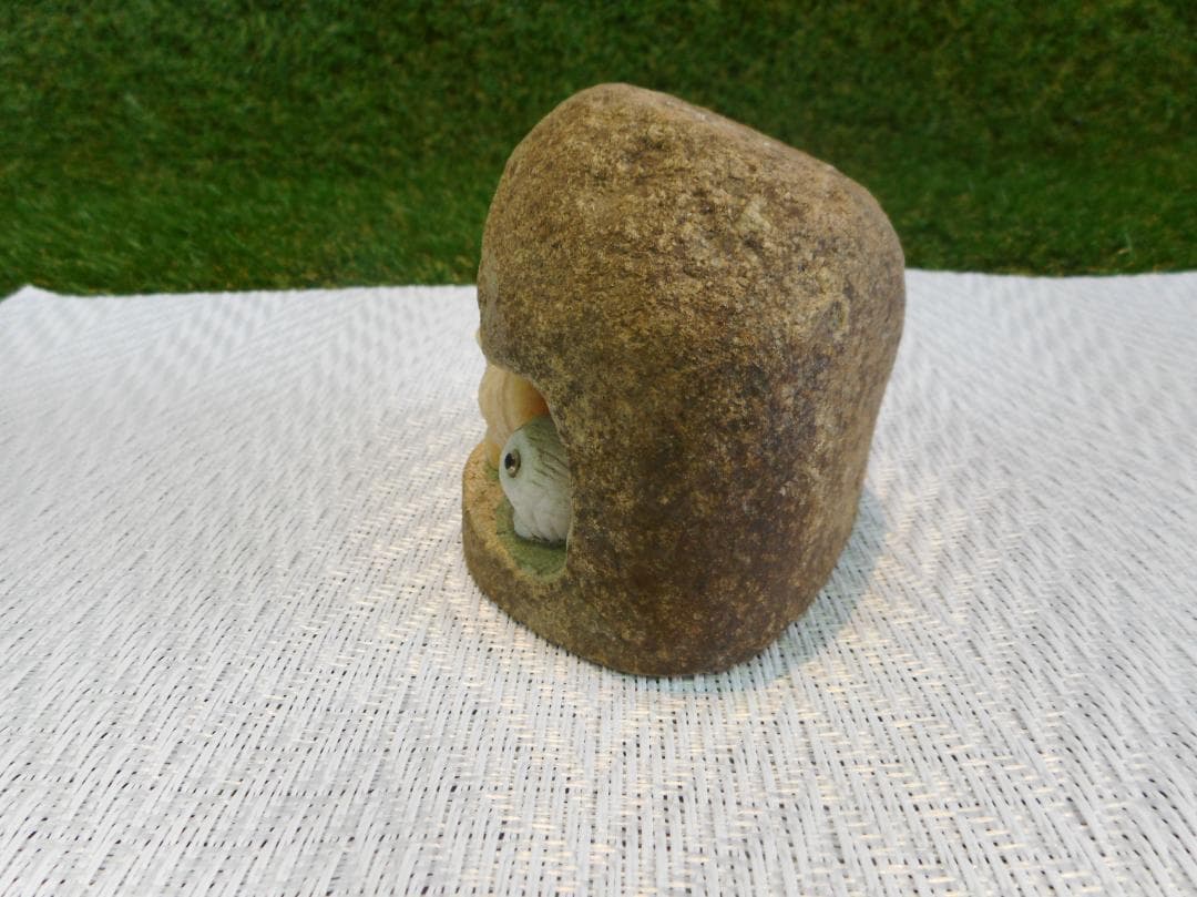 岩穴にフクロウ３羽