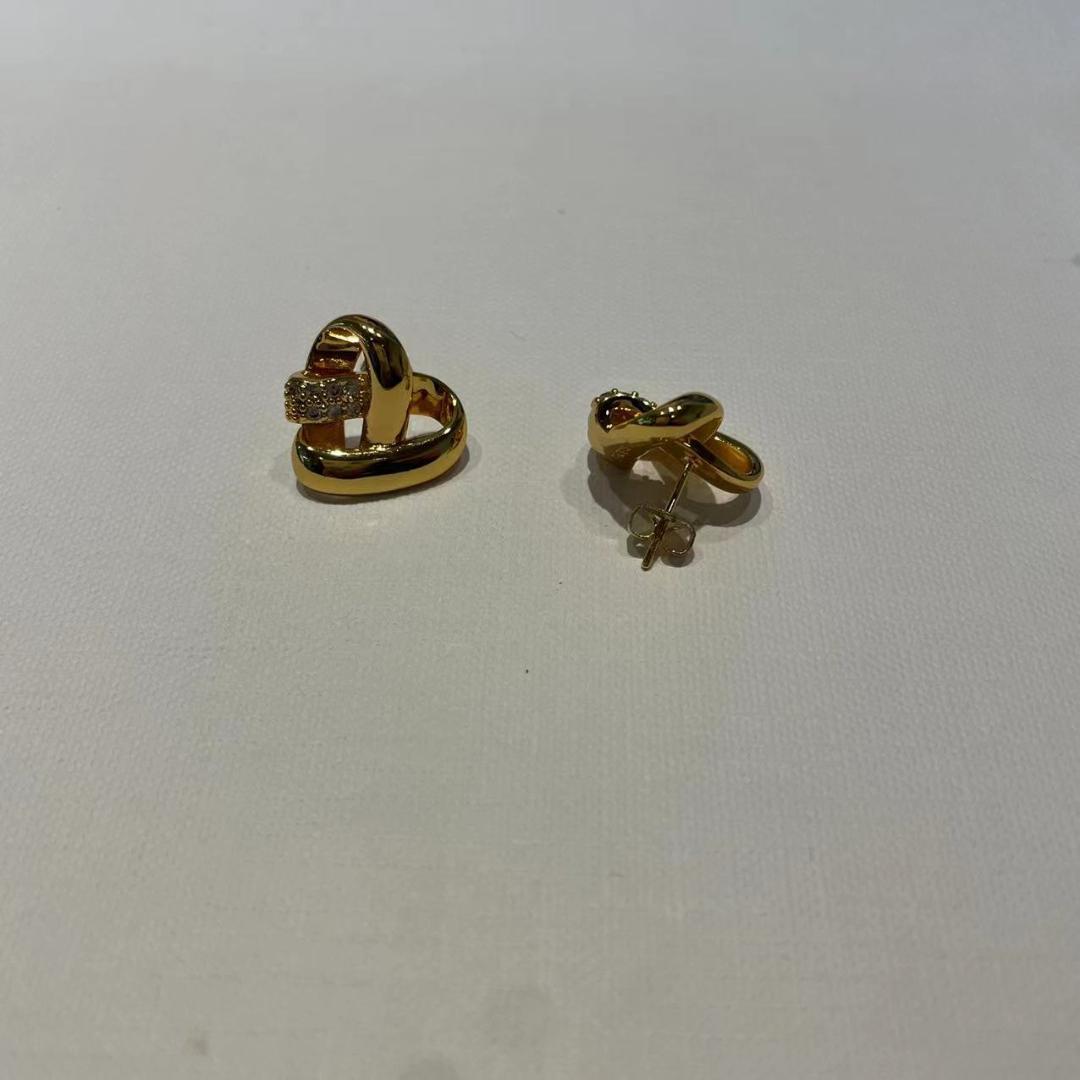 VIP顧客・CELINE インターロック ピアス ゴールド クリスタル 刻印付き