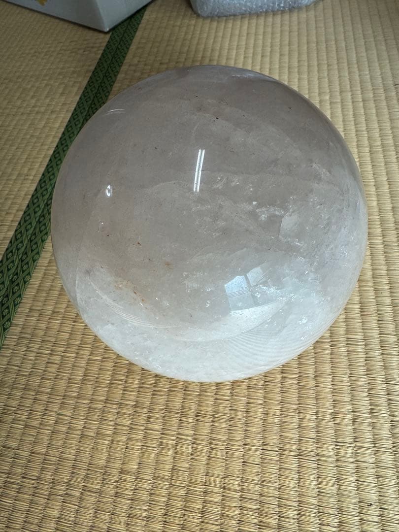 翡翠球体（白色）木製スタンド付き　約20cm