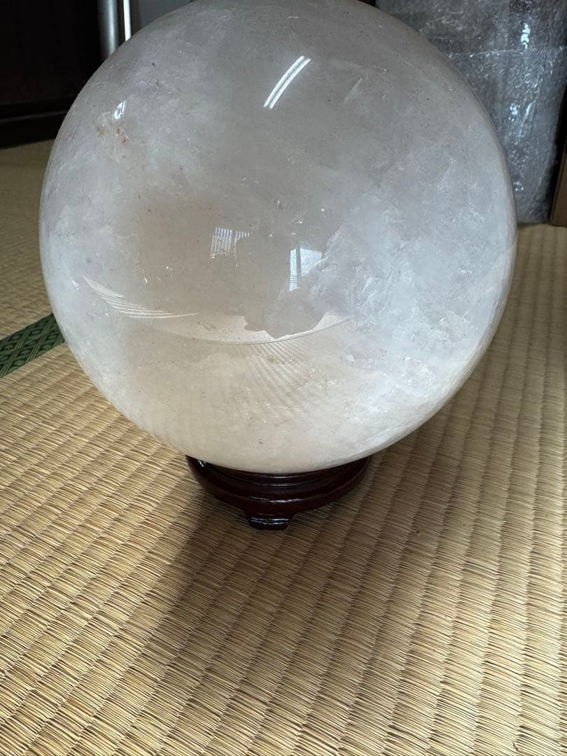 翡翠球体（白色）木製スタンド付き　約20cm