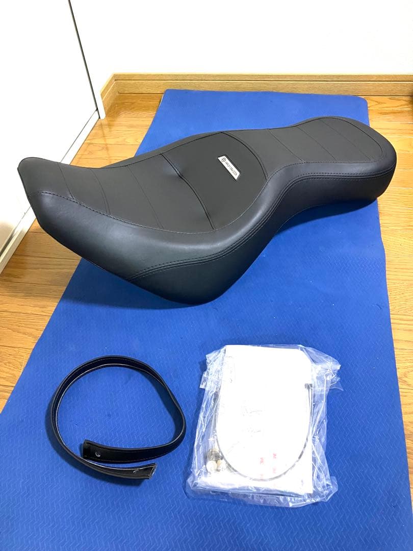 ハーレー　M8 ソフテイル　純正　シート　サンダウナー　ベルト付　美品