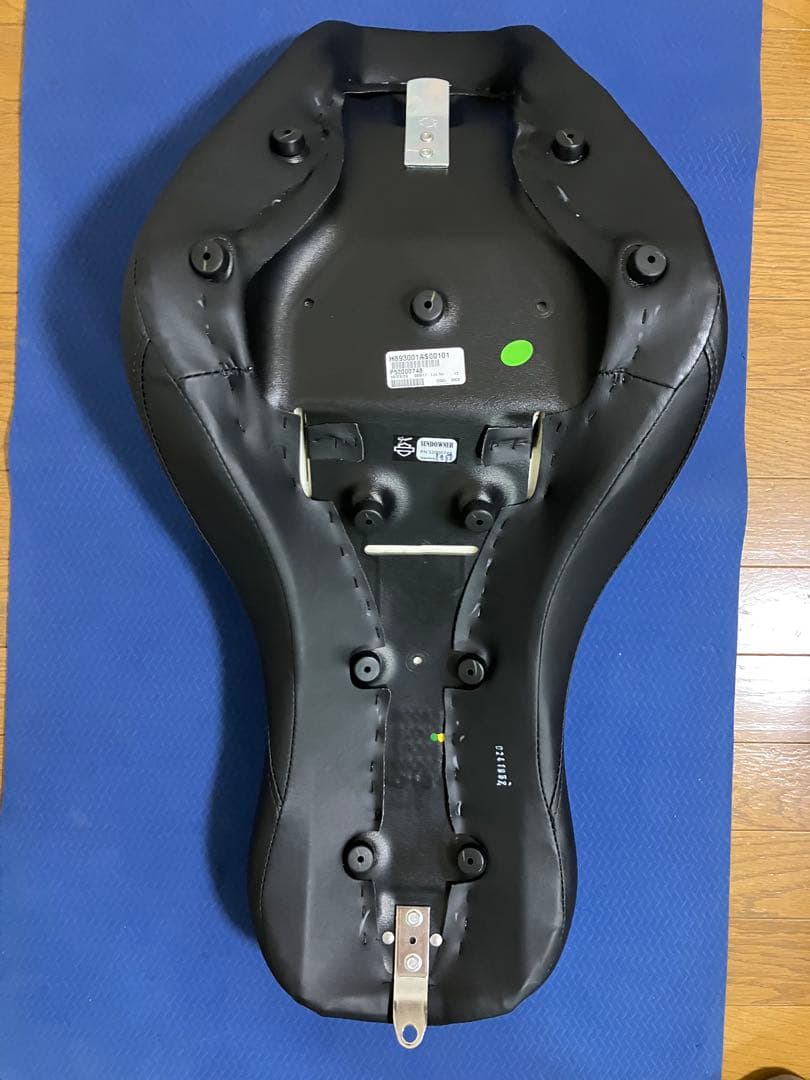 ハーレー　M8 ソフテイル　純正　シート　サンダウナー　ベルト付　美品