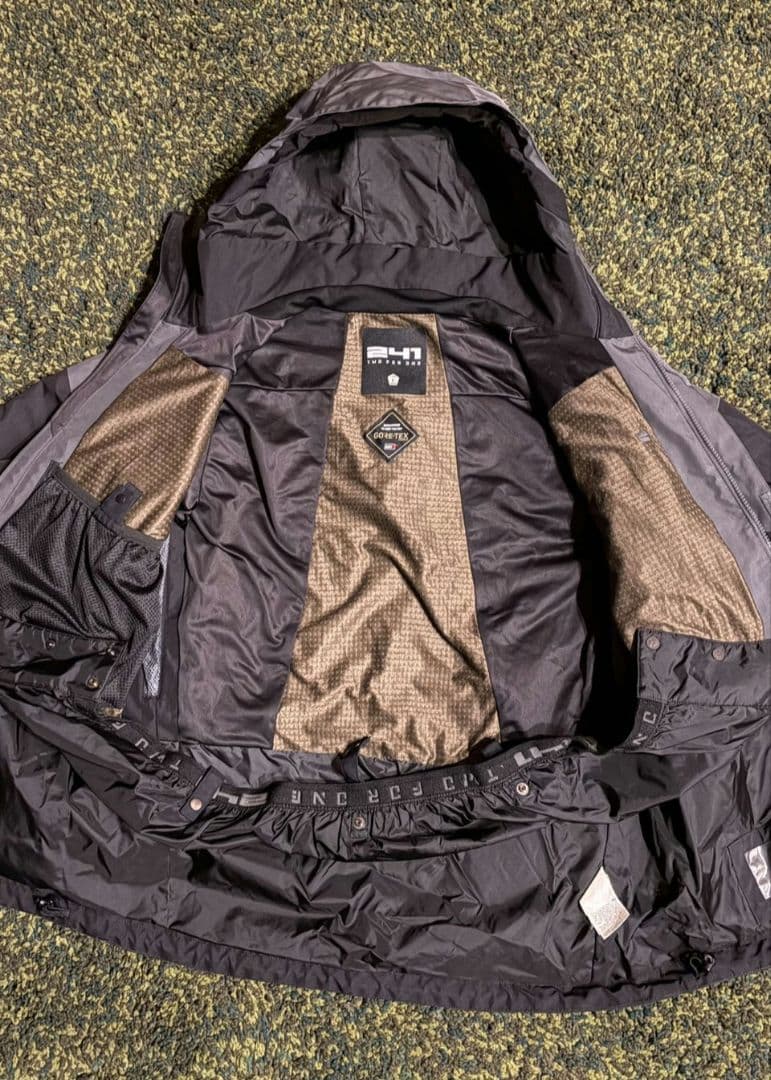 241TWO FOR ONE トゥフォーワン　スノーボードウェア ゴアテックス