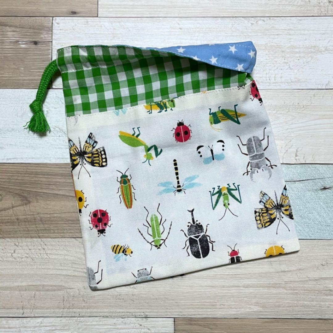 ハンドメイド★ホワイト。昆虫プリント×チェック切替片側紐出し巾着。入園グッズ