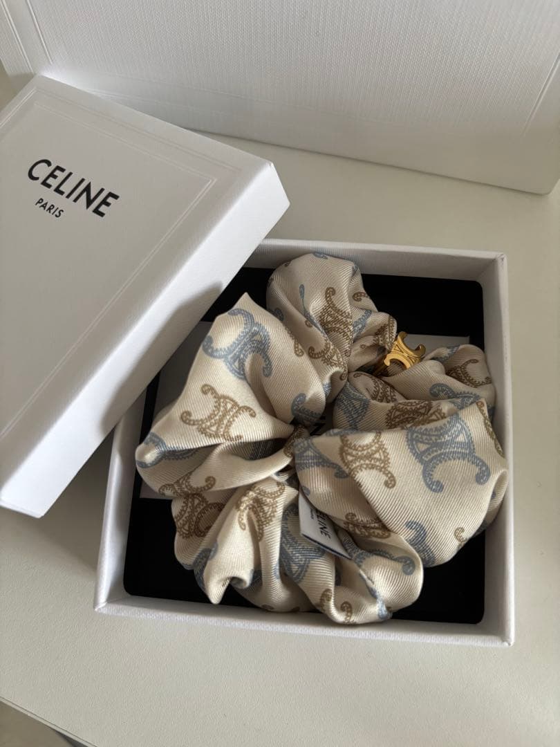 CELINE シュシュ　ベージュ