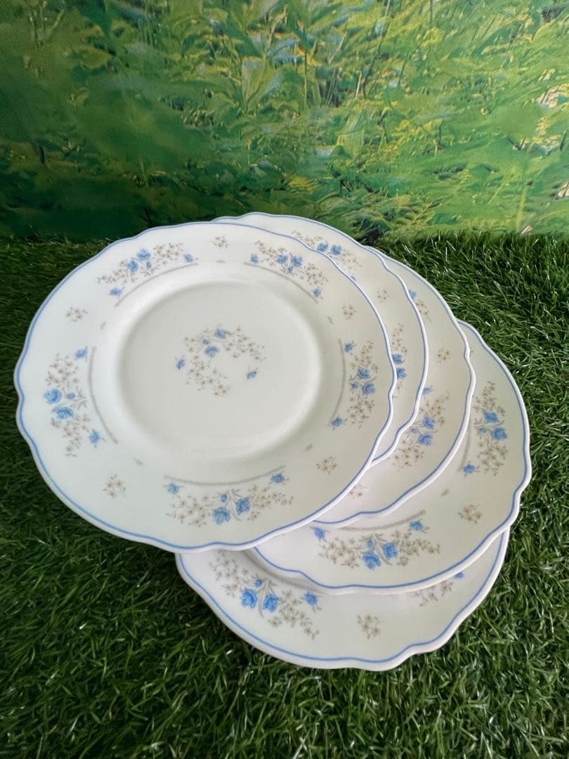 フランス製Arcopal（アルコパル）の小花柄の皿 5枚セット