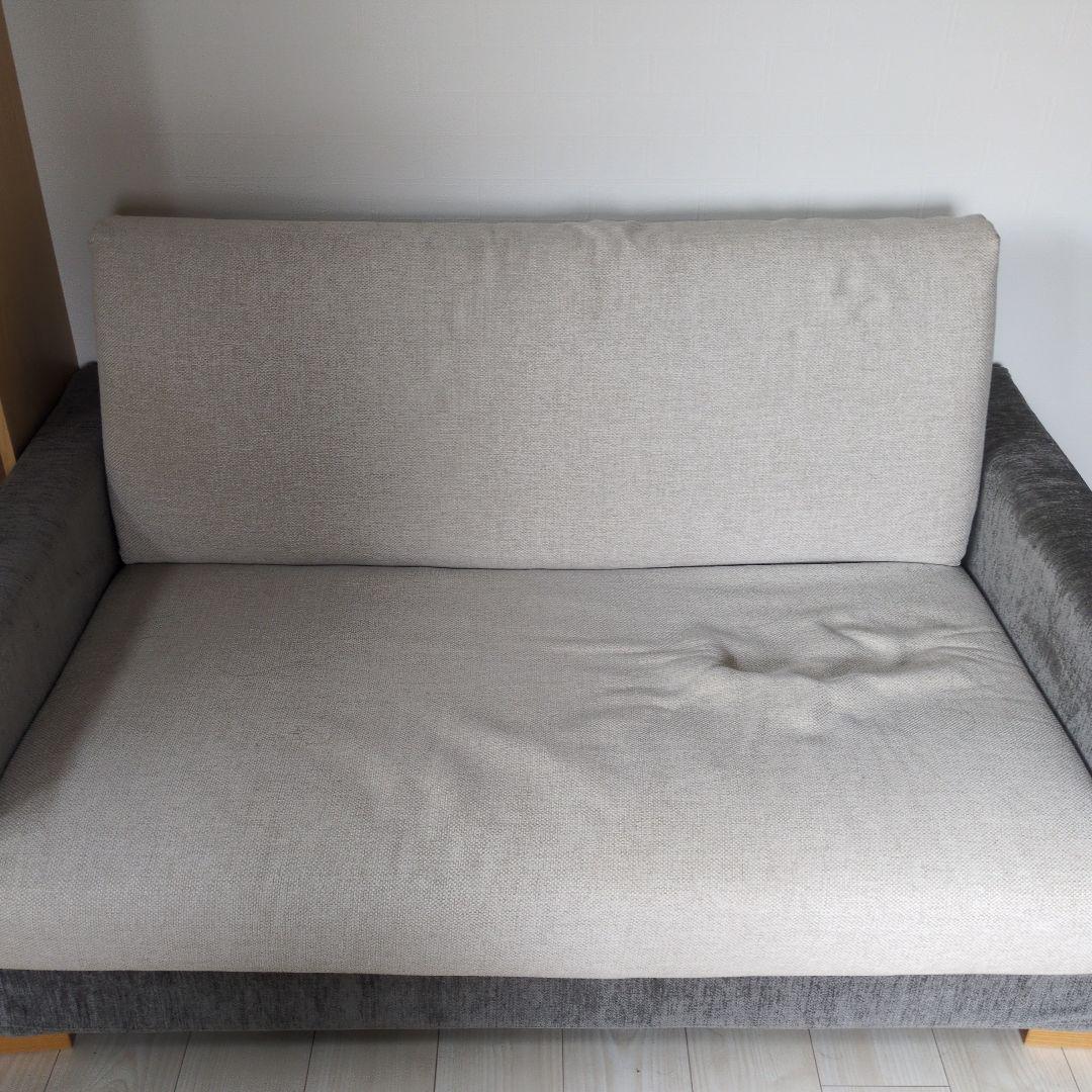 グレーのシンプルな2人掛けソファ