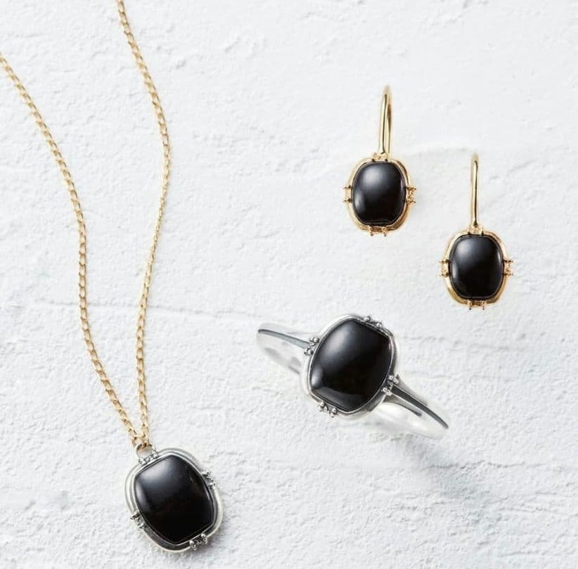 ●希少・完売品●agete【アガット】K10イエローゴールド　黒石　フックピアス