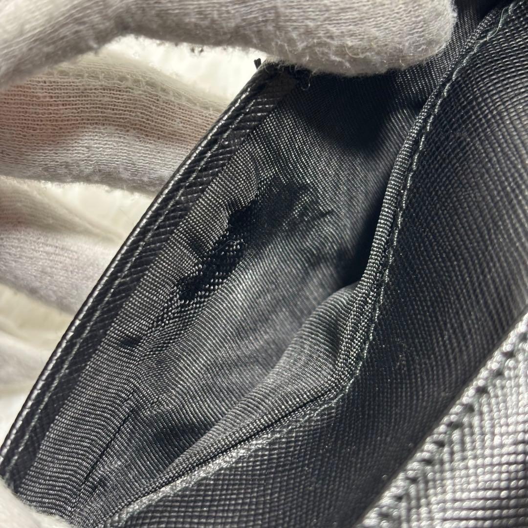 ✨美品✨ プラダ 三角ロゴ サフィアーノ 三つ折り財布 レザー プレート 黒