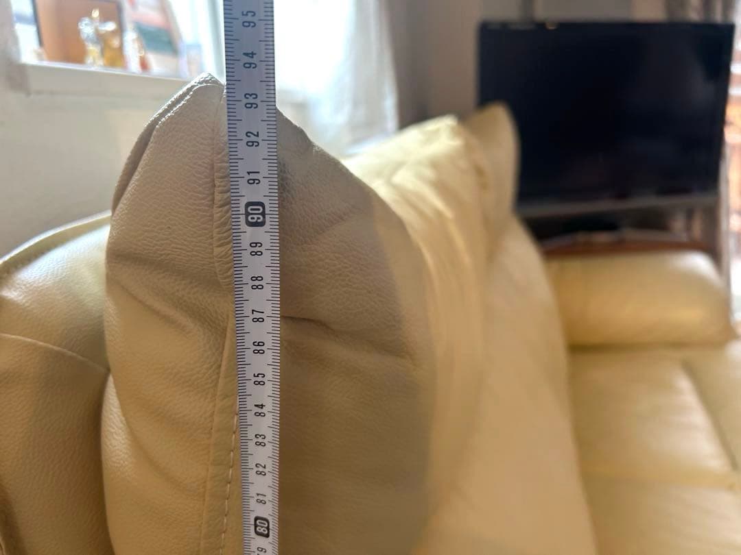 【本革】ゆったり2人掛けソファ（クリーム色・木製脚付き）