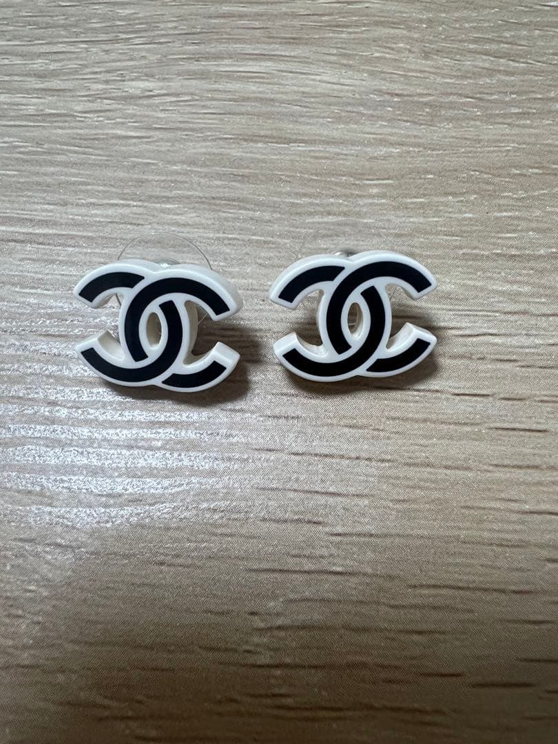 CHANEL ロゴデザイン ピアス(両耳用)