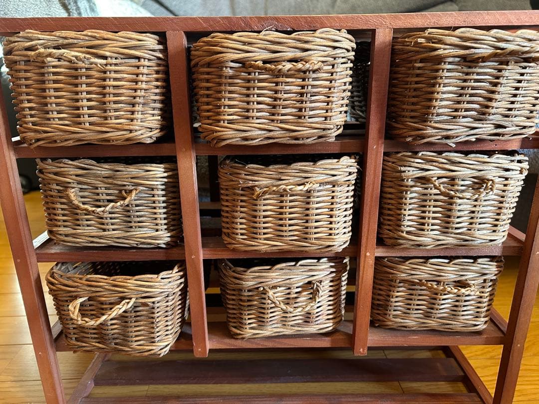 籐のカゴ付き木製収納棚　ラタン　天然素材　中古