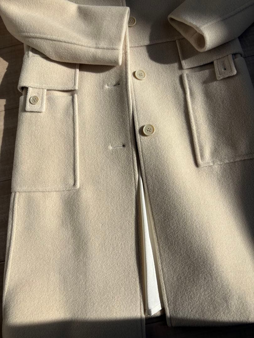 セオリー　オフホワイトのコート