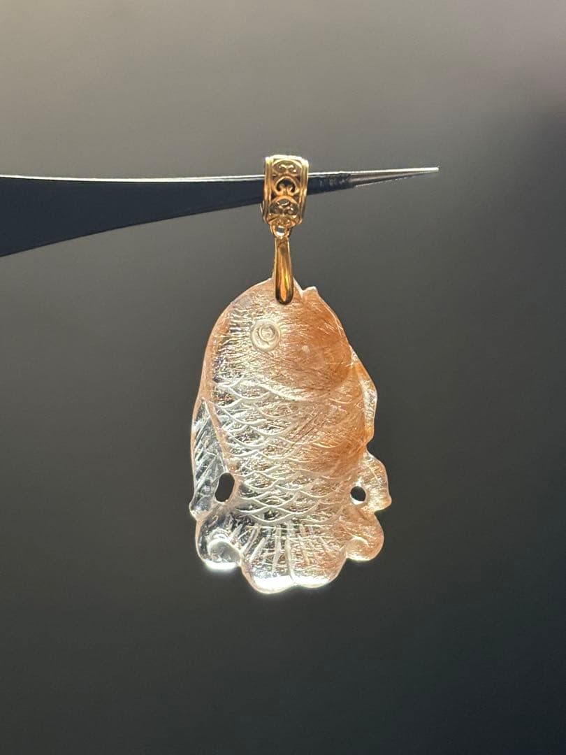 手彫りのペンダントトップ　レッドルチルクォーツ　チャームにも　繊細丁寧な彫り
