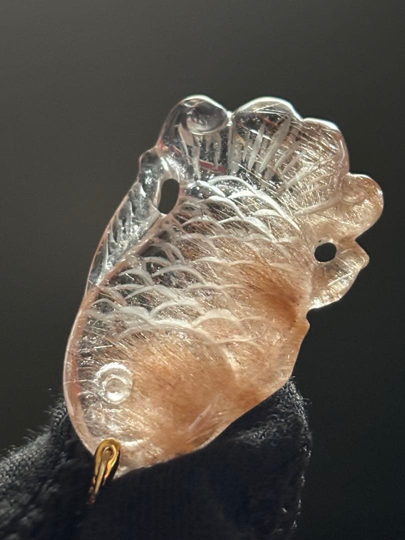 手彫りのペンダントトップ　レッドルチルクォーツ　チャームにも　繊細丁寧な彫り